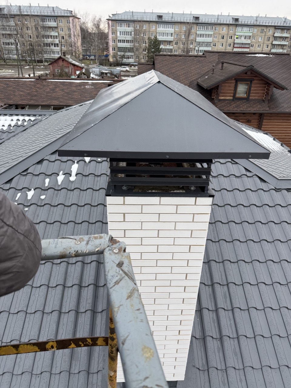 Строящийся дом из газосиликатных блоков, облицованный керамическим кирпичом 5-32-00-2-00 и 1-18-00-0-00 GLANZ (RECKE). Для швов использована цветная кладочная смесь Perel Черная 0065.