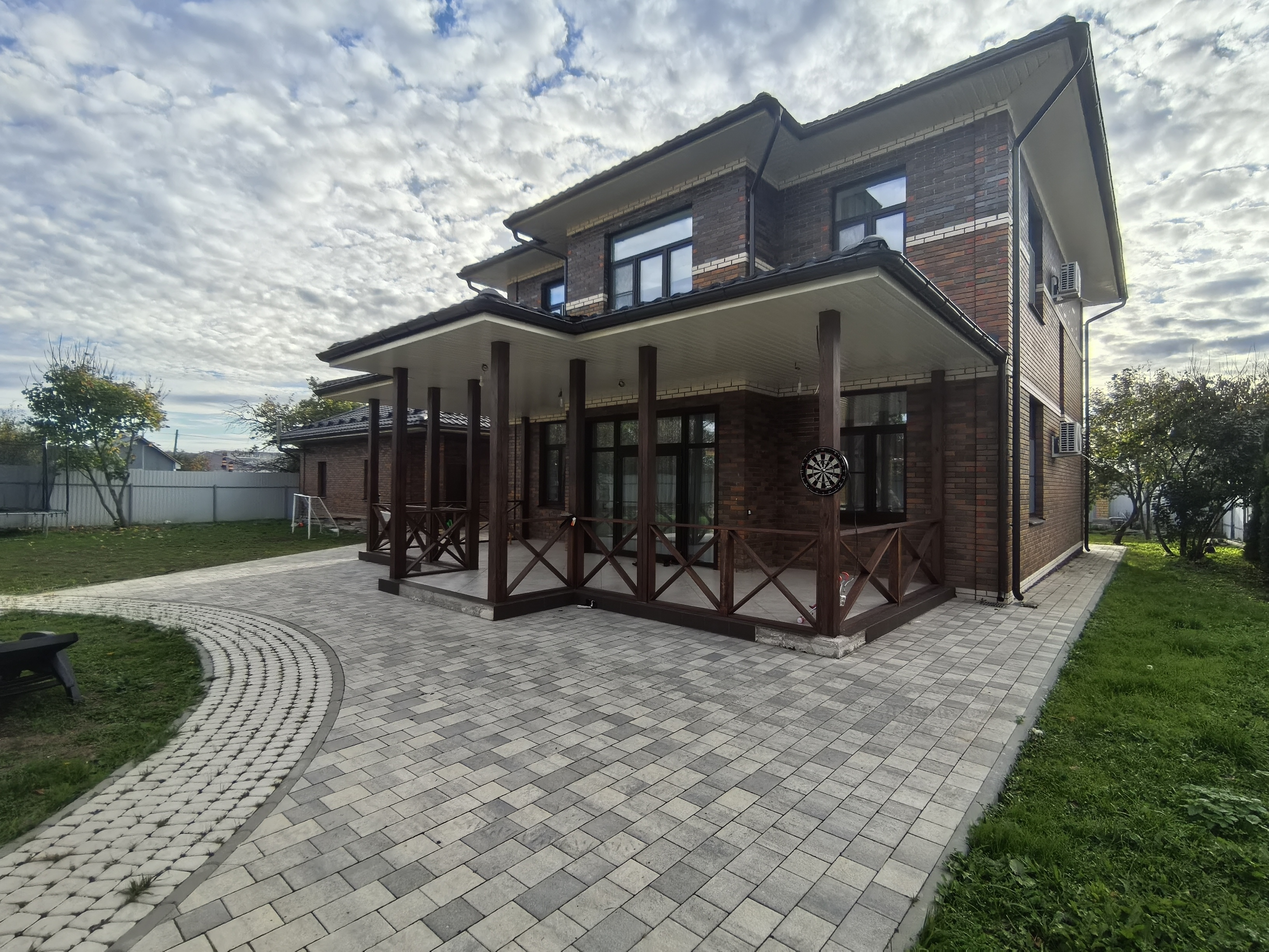 Steingot "Новый Город" в цвете "Штайн Сильвер", Braer "Классико круговая" в цвете "белый", бордюр в цвете "серый" Steingot "Новый Город" в цвете "Штайн Сильвер", Braer "Классико круговая" в цвете "белый", бордюр в цвете "серый"