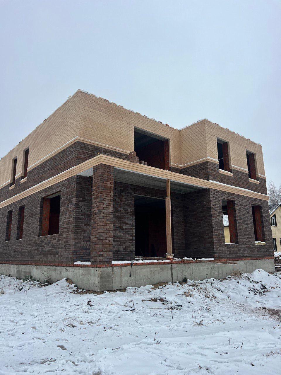 Строящийся дом из керамического камня поризованного 2,1 НФ, облицованный кирпичом Белый (Железногорский кирпичный завод) и Гессен Вайн (Кирово-Чепецк). Для швов использована цветная кладочная смесь Perel белая 0005 и шоколадная 0055.