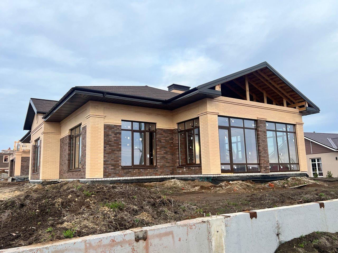 Дом облицованный керамическим кирпичом Манчестер-Кроста (Славянский кирпич) и Белый (Железногорск) Дом облицованный керамическим кирпичом Манчестер-Кроста (Славянский кирпич) и Белый (Железногорск)