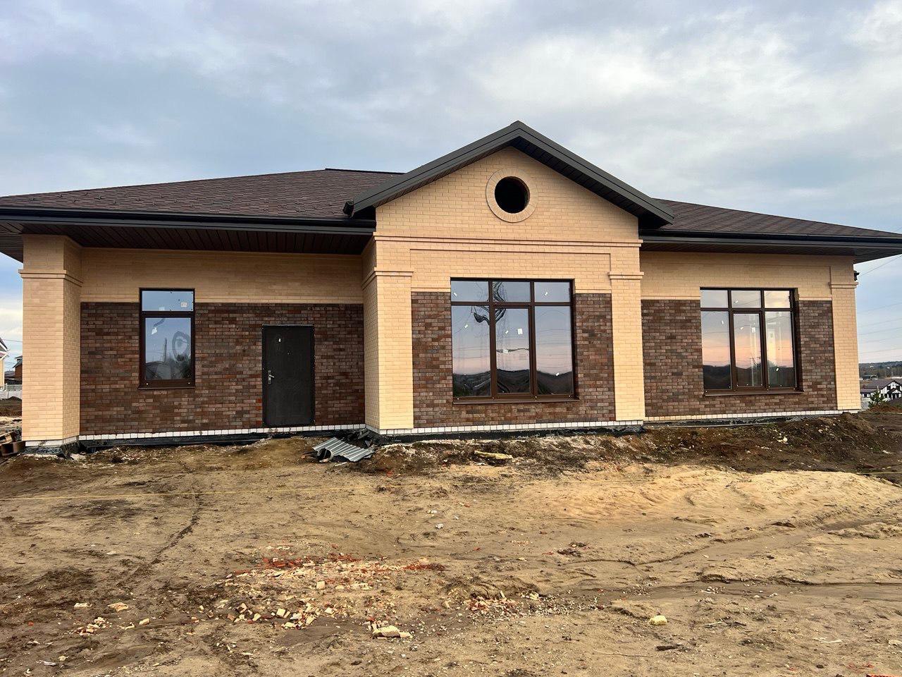 Дом облицованный керамическим кирпичом Манчестер-Кроста (Славянский кирпич) и Белый (Железногорск) Дом облицованный керамическим кирпичом Манчестер-Кроста (Славянский кирпич) и Белый (Железногорск)