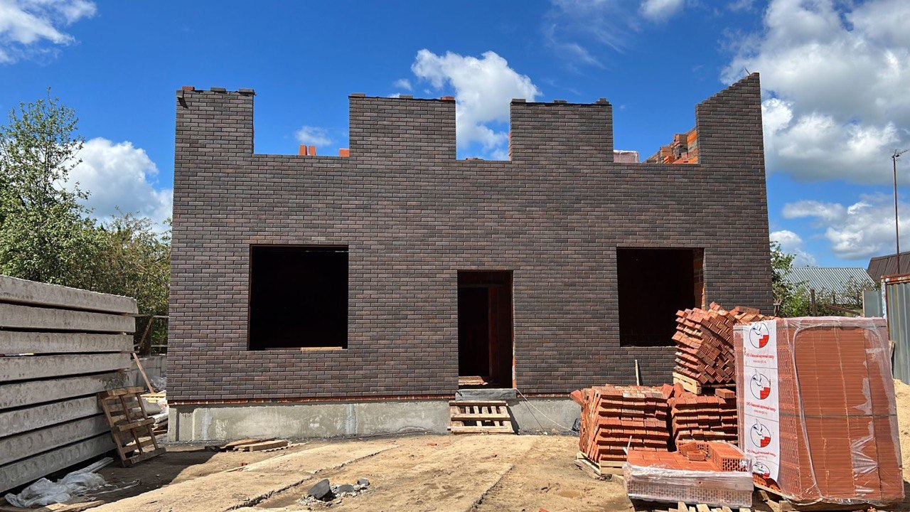 Строящийся дом облицованный керамическим кирпичом Бостон-Кроста (Славянский кирпич).