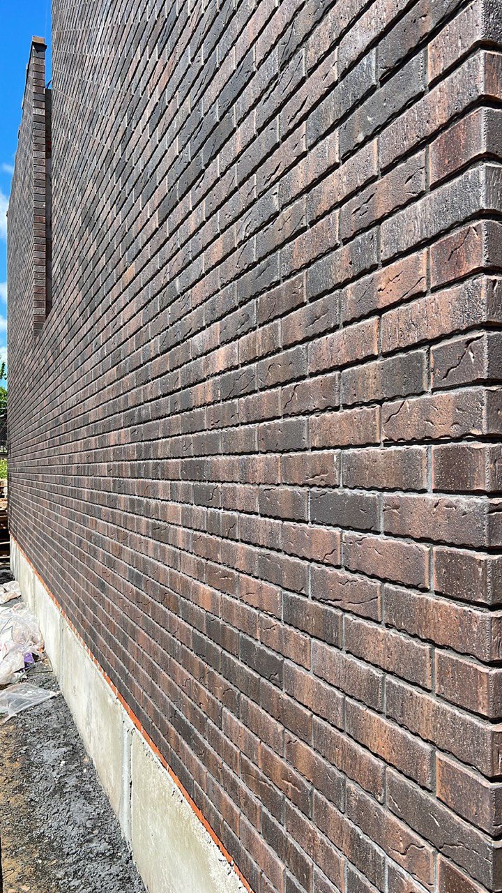 Строящийся дом облицованный керамическим кирпичом Бостон-Кроста (Славянский кирпич).