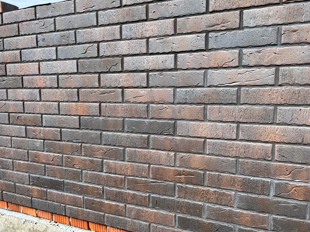 Строящийся дом облицованный керамическим кирпичом Бостон-Кроста (Славянский кирпич).Для швов использована цветная кладочная смесь Perel темно-серая 0015.