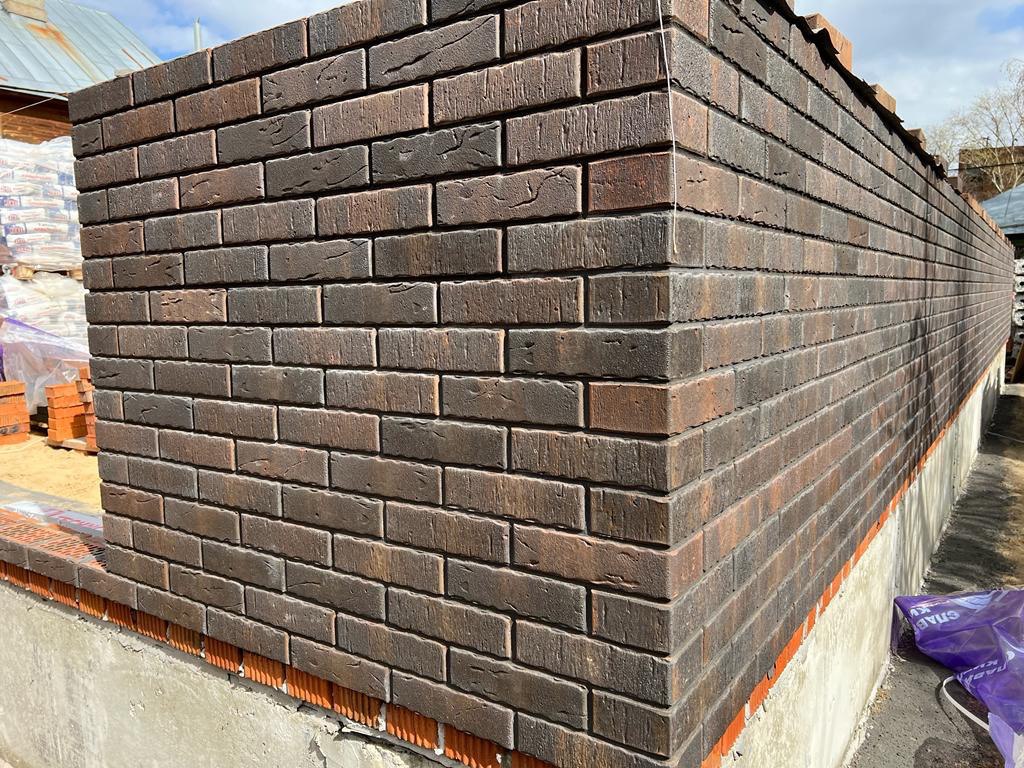 Строящийся дом облицованный керамическим кирпичом Бостон-Кроста (Славянский кирпич).Для швов использована цветная кладочная смесь Perel темно-серая 0015.