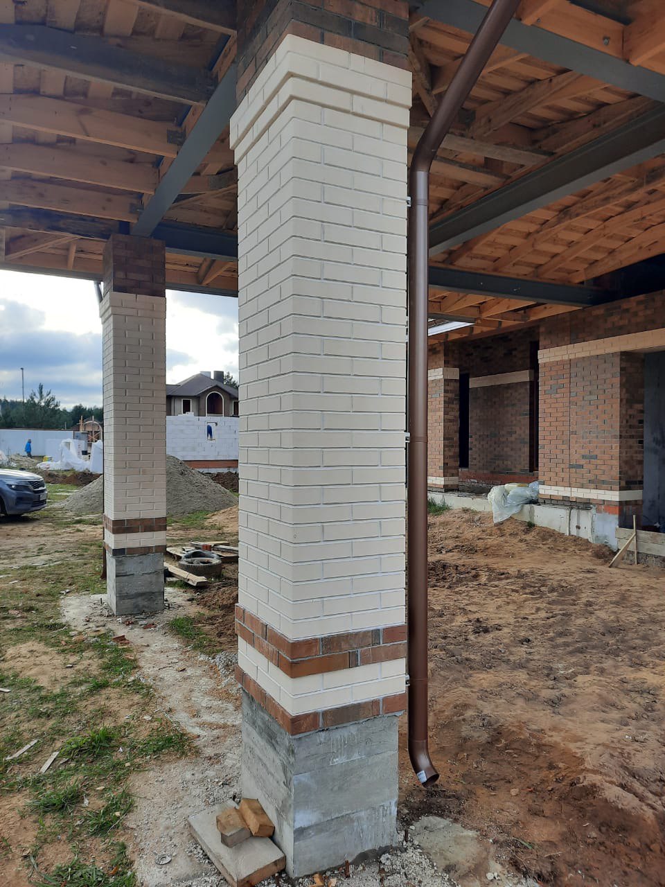 Дом из 38 поризованного керамического блока облицованный кирпичом Белый (ЛСР). Для швов использована цветная кладочная смесь Perel супер белая 001