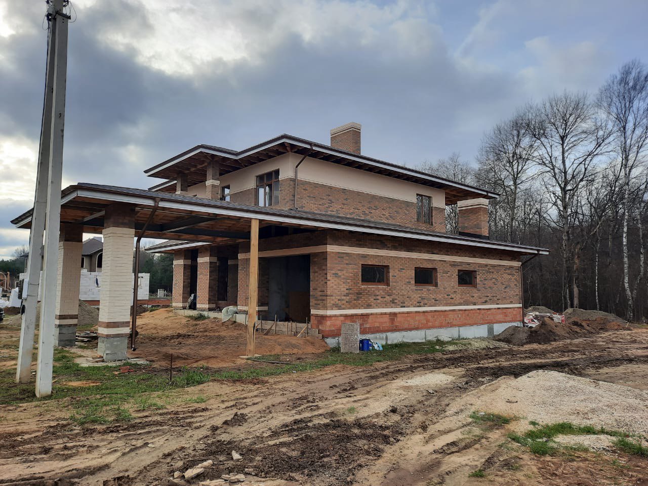 Дом из 38 поризованного керамического блока облицованный кирпичом Марксбург Кварц (Кирово-Чепецк) и Белый (ЛСР). Для швов использована цветная кладочная смесь Perel супер белая 001 и Портландцемент М500