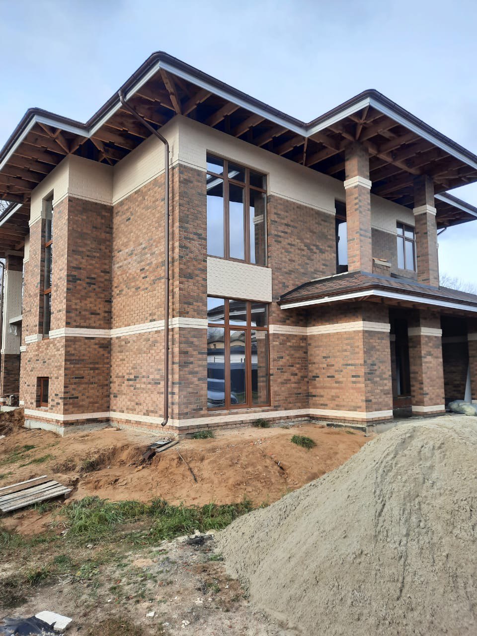 Дом из 38 поризованного керамического блока облицованный кирпичом Марксбург Кварц (Кирово-Чепецк) и Белый (ЛСР). Для швов использована цветная кладочная смесь Perel супер белая 001 и Портландцемент М500