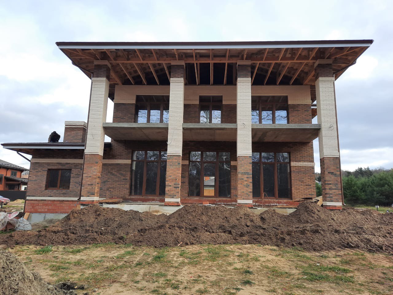 Дом из 38 поризованного керамического блока облицованный кирпичом Марксбург Кварц (Кирово-Чепецк) и Белый (ЛСР). Для швов использована цветная кладочная смесь Perel супер белая 001 и Портландцемент М500