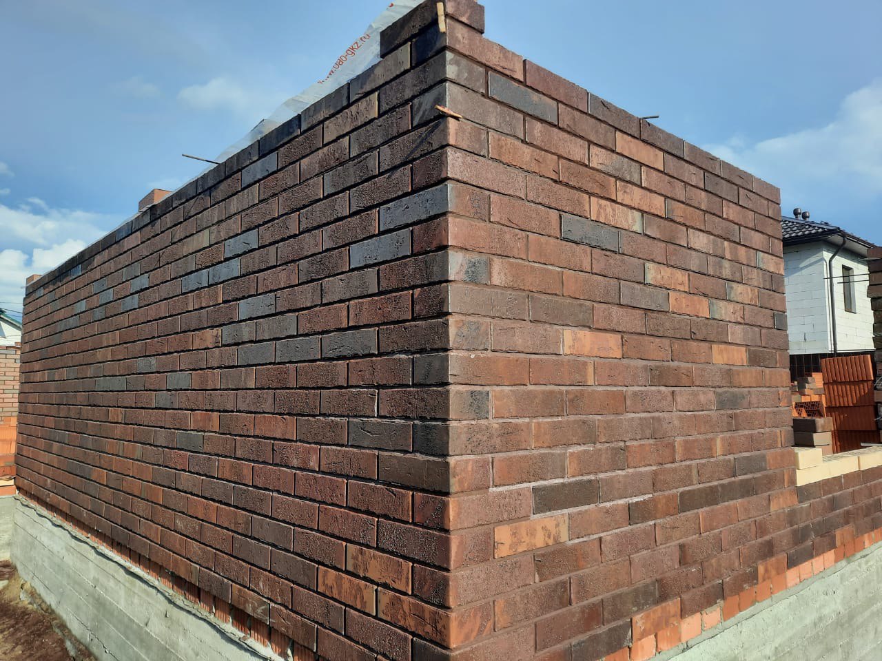 Строящийся дом из керамического блока облицованный кирпичом Гессен Вайн (Кирово-Чепецк).