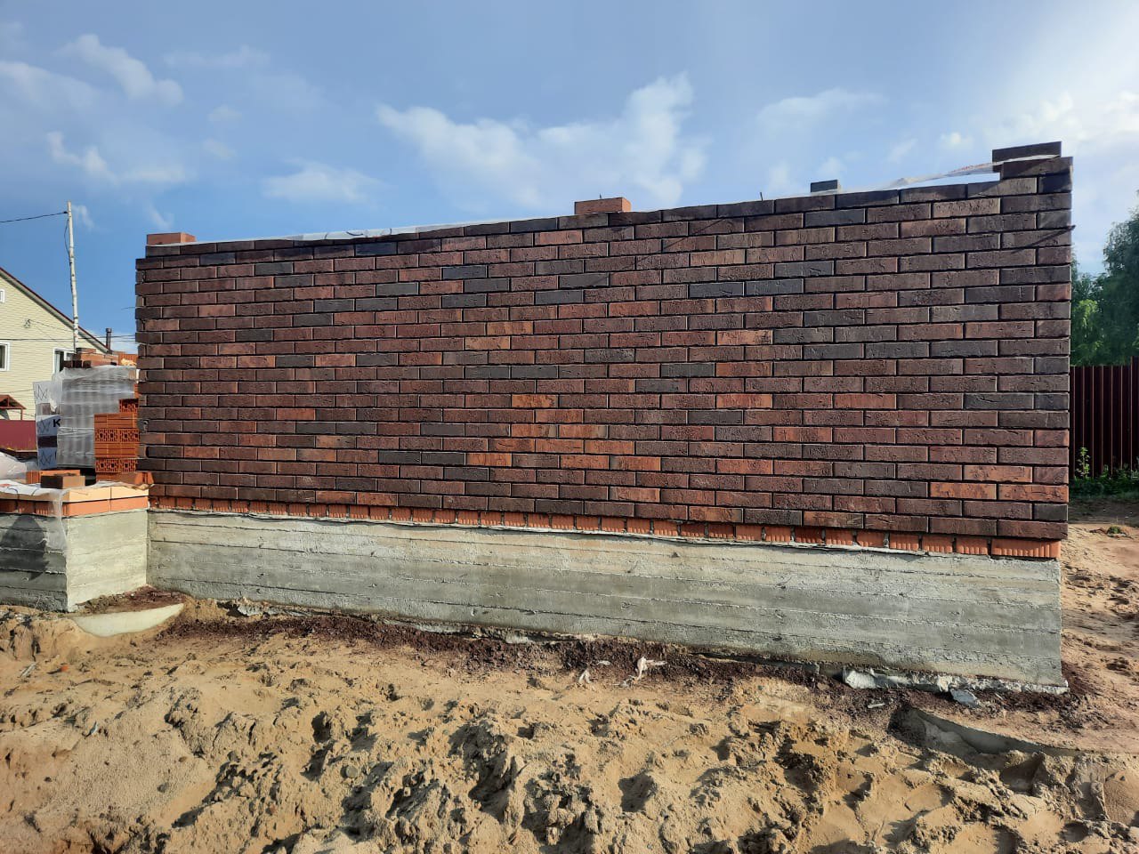 Строящийся дом из керамического блока облицованный кирпичом Гессен Вайн (Кирово-Чепецк).