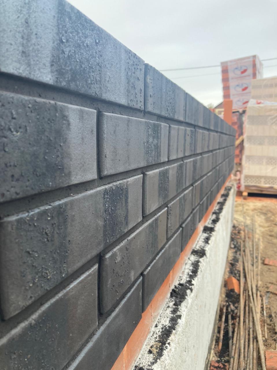 Строящийся дом облицованный кирпичом 5-32-00-0-00 (RECKE). Для швов использована цветная кладочная смесь Perel темно-серая 0015.