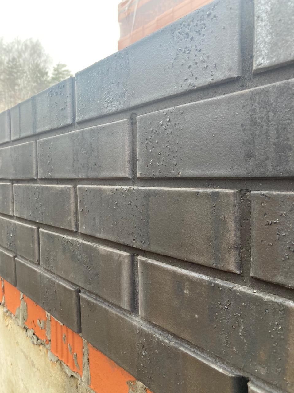  дом облицованный кирпичом 5-32-00-0-00 (RECKE). Для швов использована цветная кладочная смесь Perel темно-серая 0015.