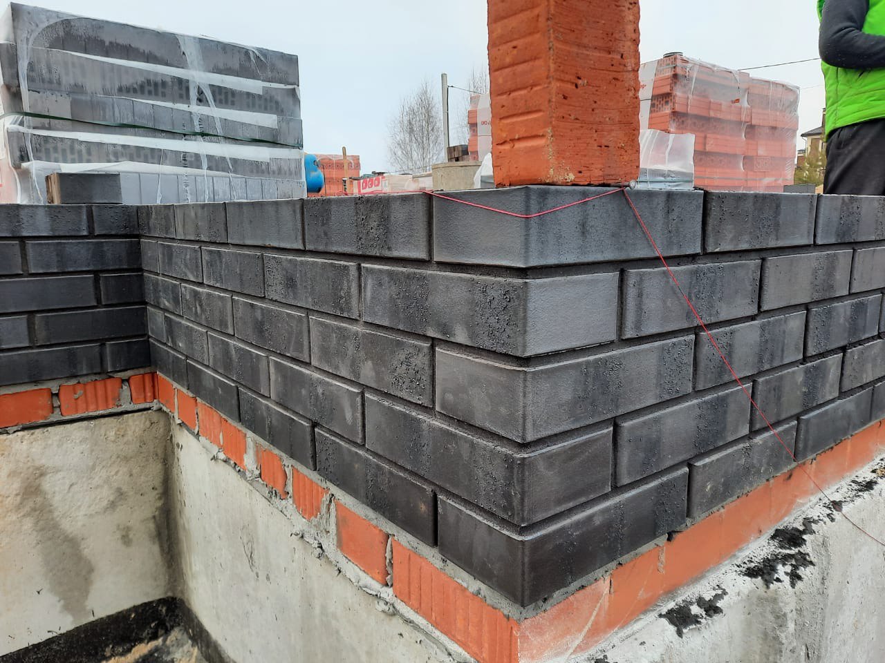 Строящийся дом из 38 поризованного керамического блока, керамического камня поризованного 2,1 НФ, облицованный кирпичом 5-32-00-0-00 (RECKE).