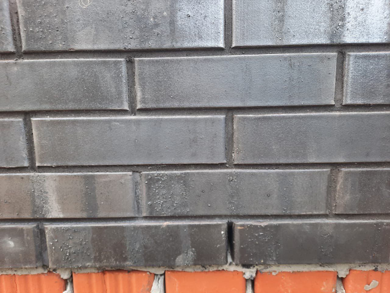  дом облицованный кирпичом 5-32-00-0-00 (RECKE). Для швов использована цветная кладочная смесь Perel темно-серая 0015.