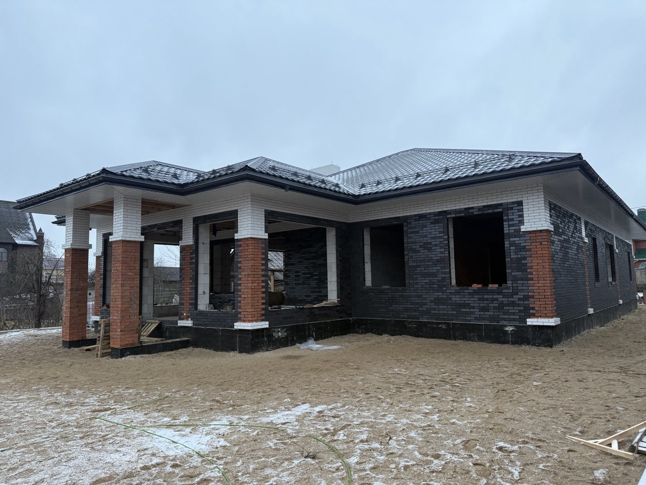 Строящийся дом из газосиликатных блоков, облицованный керамическим кирпичом 5-32-00-2-00 и 1-18-00-0-00 GLANZ (RECKE). Для швов использована цветная кладочная смесь Perel Черная 0065.