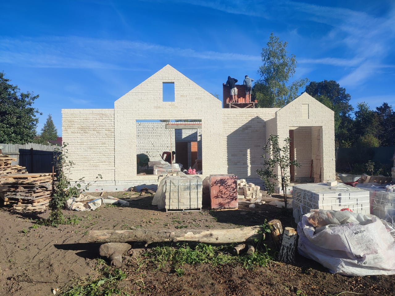 Дом из газосиликатных блоков, облицованный гиперпресованным кирпичом Белый (Андреевский кирпичный завод). Для швов использована цветная кладочная смесь Perel белая 0005.