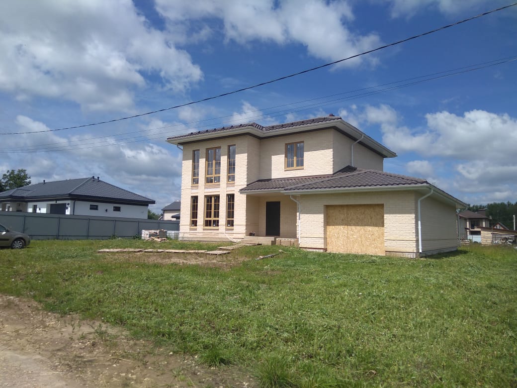 Дом из 44 поризованного керамического блока, облицованный гиперпресованным кирпичом Белый (Андреевский кирпичный завод). Для швов использована цветная кладочная смесь Perel белая 0005.