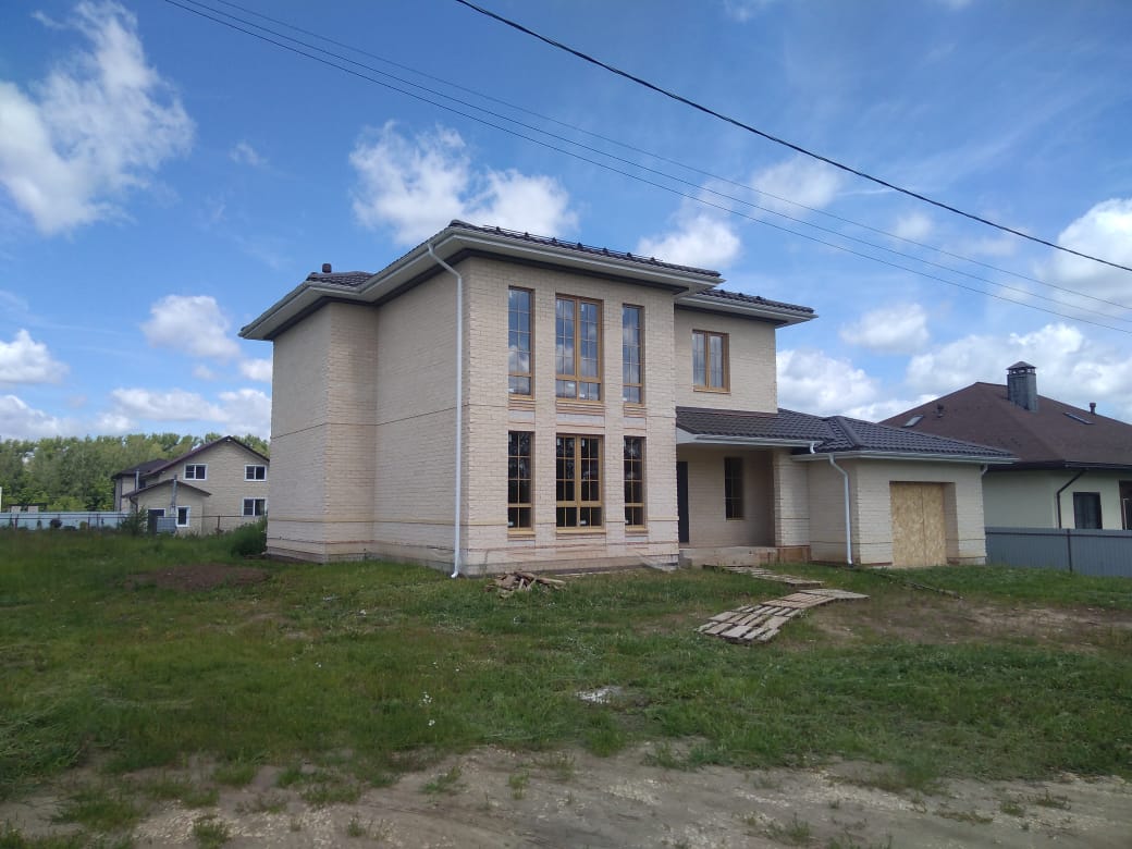 Дом из 44 поризованного керамического блока, облицованный гиперпресованным кирпичом Белый (Андреевский кирпичный завод). Для швов использована цветная кладочная смесь Perel белая 0005.