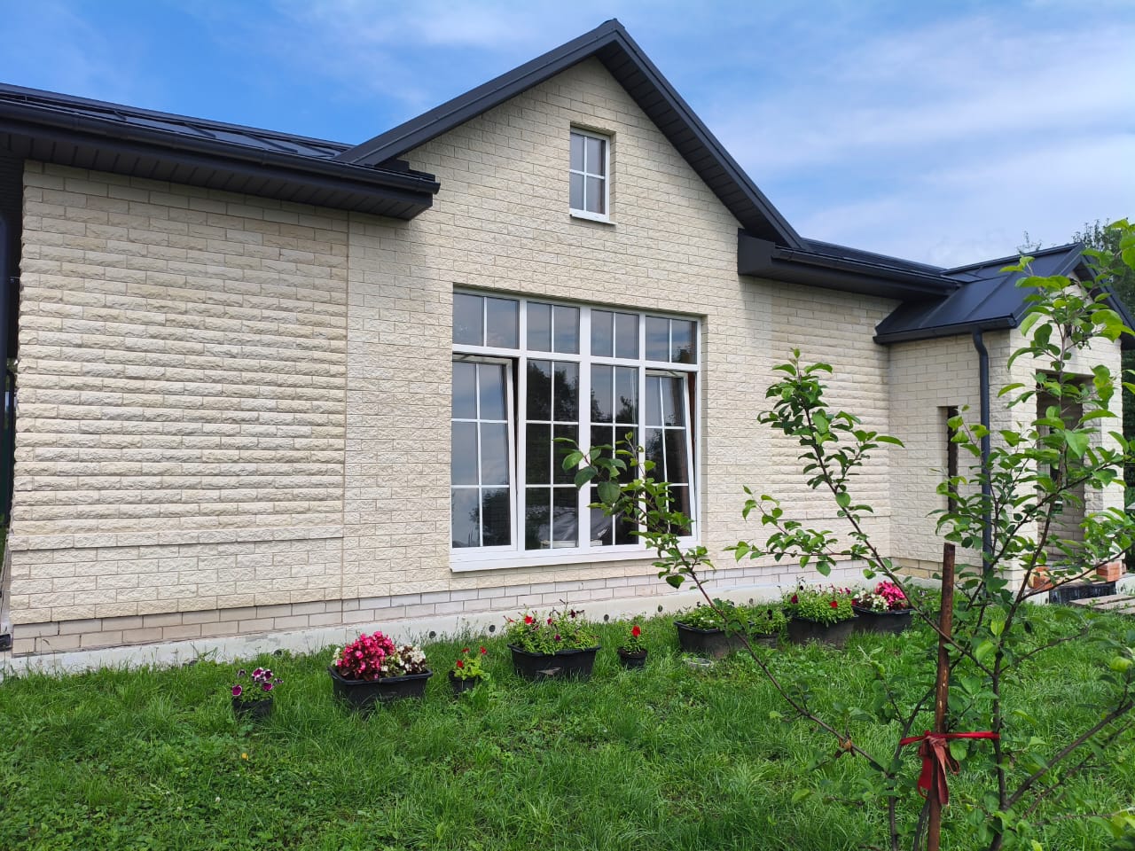 Дом из газосиликатных блоков, облицованный гиперпресованным кирпичом Белый (Андреевский кирпичный завод). Для швов использована цветная кладочная смесь Perel белая 0005.