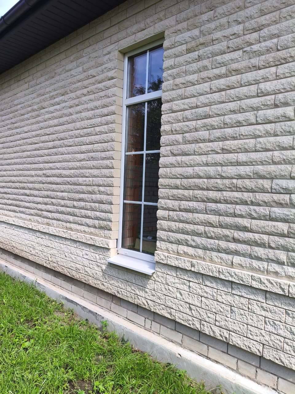 Дом из газосиликатных блоков, облицованный гиперпресованным кирпичом Белый (Андреевский кирпичный завод). Для швов использована цветная кладочная смесь Perel белая 0005.