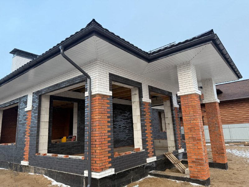 Строящийся дом из газосиликатных блоков, облицованный керамическим кирпичом 5-32-00-2-00 и 1-18-00-0-00 GLANZ (RECKE). Для швов использована цветная кладочная смесь Perel Черная 0065.