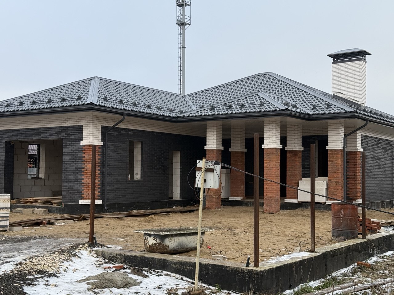 Строящийся дом из газосиликатных блоков, облицованный керамическим кирпичом 5-32-00-2-00 и 1-18-00-0-00 GLANZ (RECKE). Для швов использована цветная кладочная смесь Perel Черная 0065.