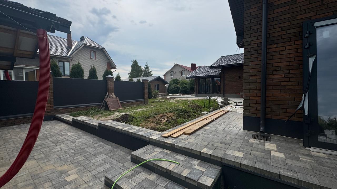 Steingot "Бавария" в цвете "Штайн Сильвер", бордюр в цвете "Штайн Сильвер"