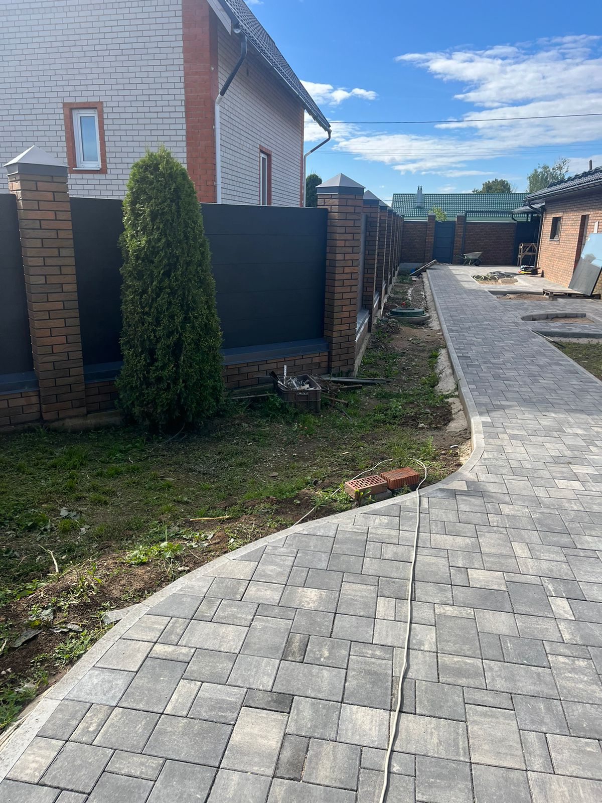 Steingot "Бавария" в цвете "Штайн Сильвер", бордюр в цвете "Штайн Сильвер"