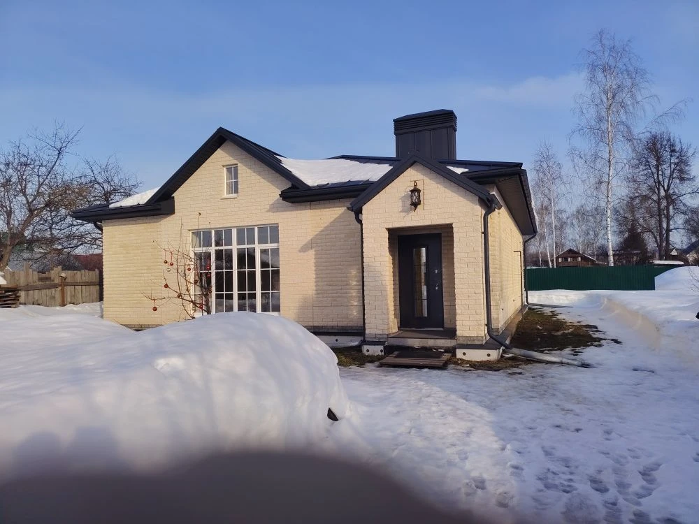 Дом из газосиликатных блоков, облицованный гиперпресованным кирпичом Белый (Андреевский кирпичный завод).