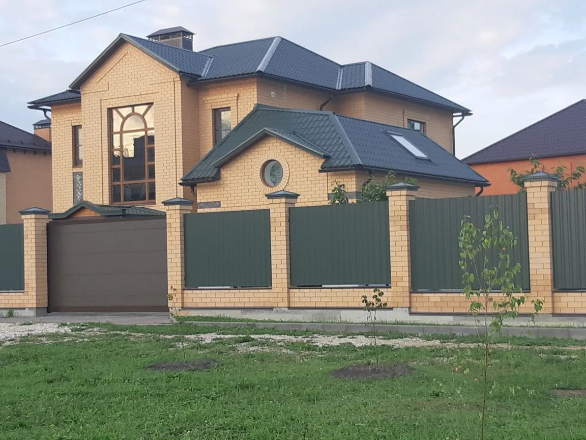 Дом облицованный керамическим кирпичом Слоновая кость (Голицинский кирпичный завод). Для швов использована цветная кладочная смесь Perel кремово-желтая 0030.