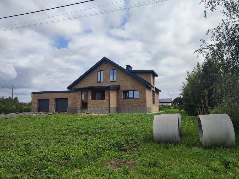 Дом из керамических блоков облицованный кирпичом Мадрид-Кроста (Славянский кирпич). Для швов использована цветная кладочная смесь Perel серая 0010