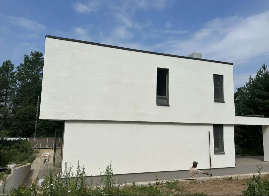 Дом облицованный декоративным кирпичом "Реген Брик" коричневый 690-40, 690-45, "Реген Брик" молочный 694-10, 694-15 (White Hills). Крепится к стене на клей White Hills "Экстра". Для швов использована затирка серая, белая (White Hills)