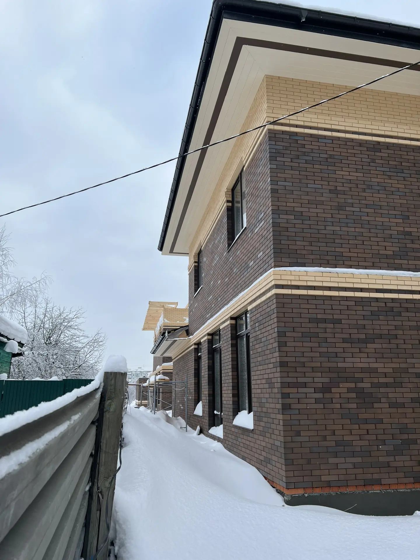 Дом, облицованный керамическим кирпичом BRAER кладка Limited Терра и ГОЛИЦЫНО Белый ночи. Для швов использована цветная кладочная смесь Perel бежевая 0020 и шоколадная 0055.