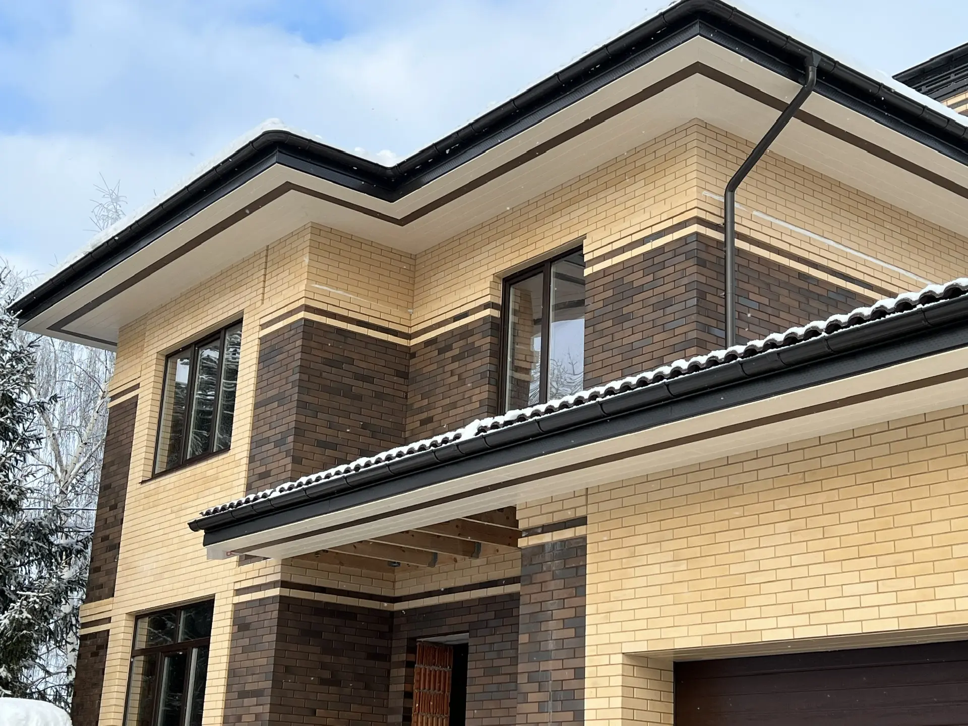 Дом, облицованный керамическим кирпичом BRAER кладка Limited Терра и ГОЛИЦЫНО Белый ночи. Для швов использована цветная кладочная смесь Perel бежевая 0020 и шоколадная 0055.