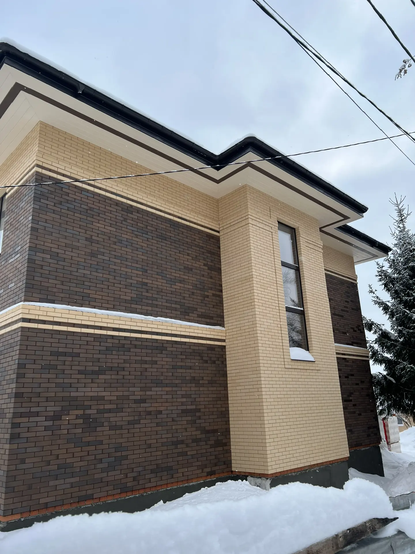 Дом, облицованный керамическим кирпичом BRAER кладка Limited Терра и ГОЛИЦЫНО Белый ночи. Для швов использована цветная кладочная смесь Perel бежевая 0020 и шоколадная 0055.