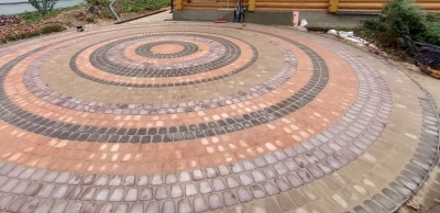 Раскладка брусчатки Braer "Классико круговая" в цвете "винный", "миндаль", "рассвет", "коричневый" и бордюра "коричневый"