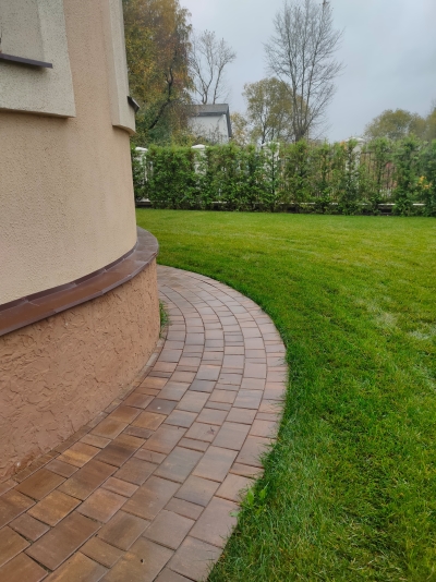 Раскладка брусчатки Braer "Старый Город Ландхаус" в цвете "каштан", "песчаник", "Триада" в цвете "сахара"