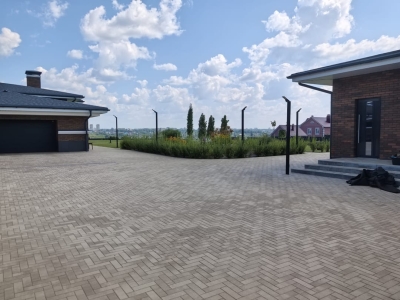 Раскладка брусчатки Steingot "Паркет" в цвете "Клифф", бордюр в цвете "Травертин"