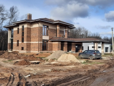 Дом из 38 поризованного керамического блока облицованный кирпичом