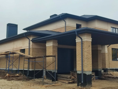 Строящийся дом облицованный керамическим кирпичом (идет заполнение фото объекта)