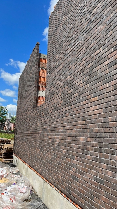 Строящийся дом облицованный керамическим кирпичом (идет заполнение)