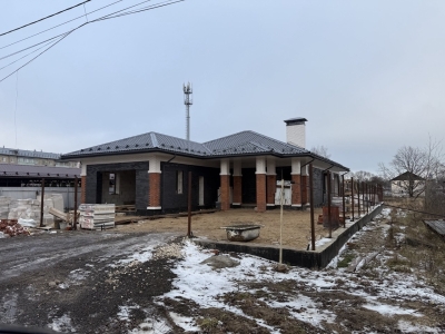 Строящийся дом из газосиликатных блоков, облицованный керамическим кирпичом (идет заполнение)